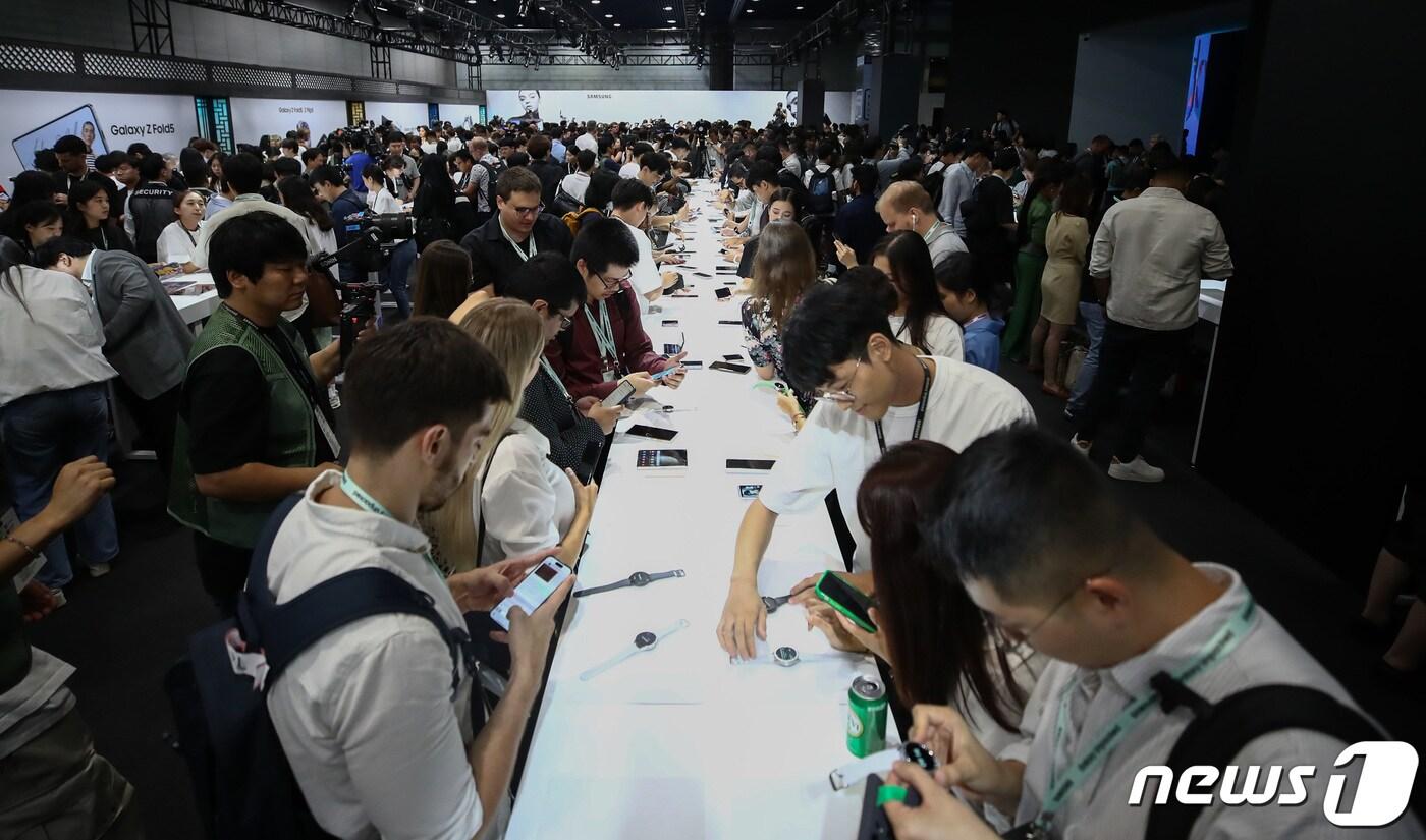 본문 이미지 - 26일 서울 강남구 코엑스에서 열린 '갤럭시 언팩 2023' 행사 내 체험존에서 취재진을 비롯한 참석자들이 Z플립5, Z폴드5, 갤럭시 탭S9 등을 체험하고 있다. 2023.7.26/뉴스1 ⓒ News1 김민지 기자