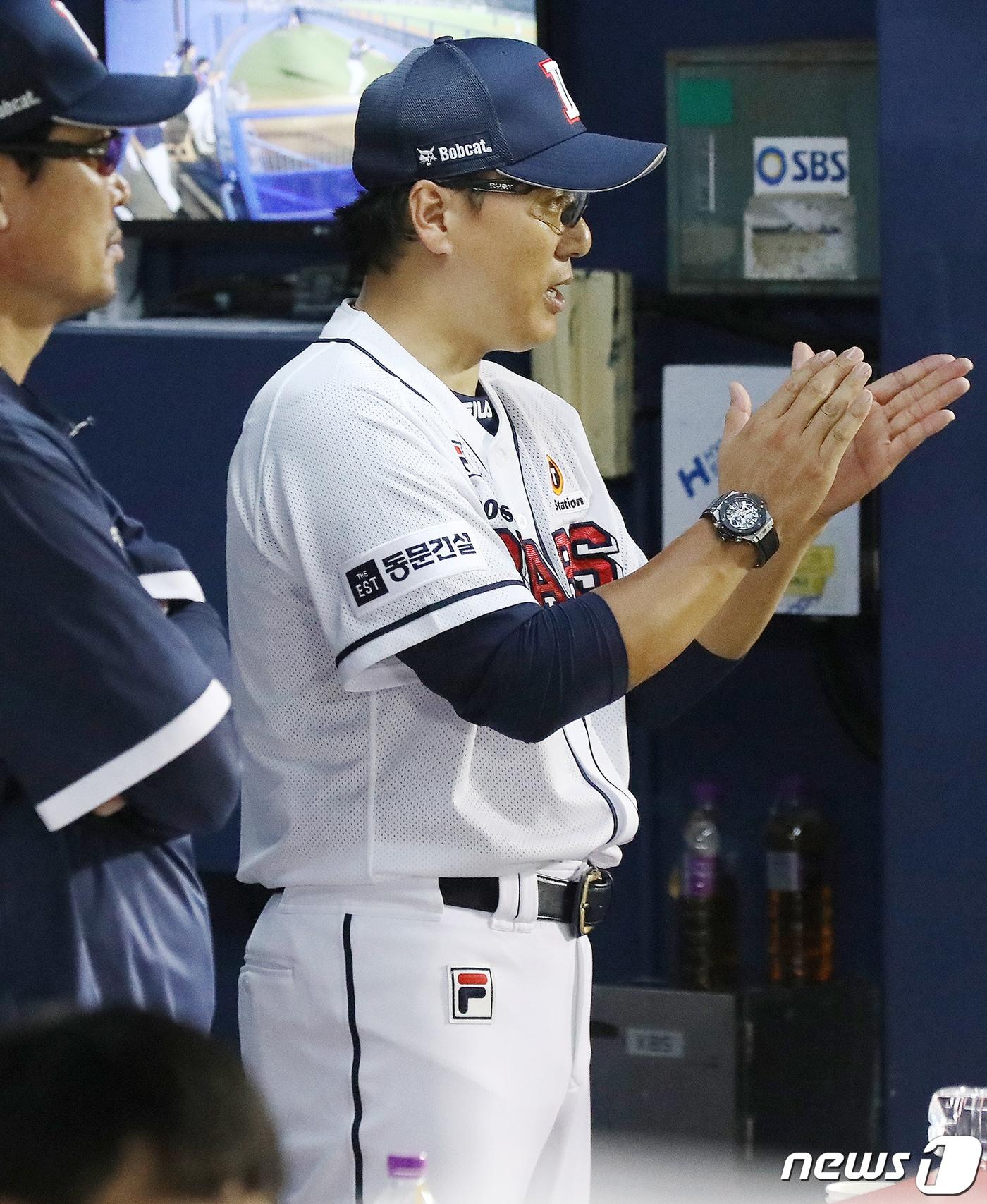 본문 이미지 - 26일 오후 서울 송파구 잠실야구장에서 열린 프로야구 '2023 신한은행 SOL KBO리그' 롯데 자이언츠와 두산 베어스의 경기에서 9회말 이승엽 두산 감독이 선수들에게 박수를 보내고 있다. 두산은 이날 롯데에게 2대7로 패배하며 연승행진을 멈췄다. 2023.7.26/뉴스1 ⓒ News1 민경석 기자