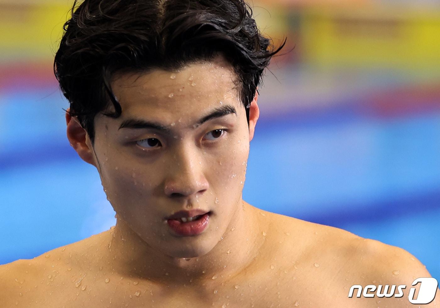 본문 이미지 - '대한민국 수영 간판' 황선우가 26일 오후 일본 후쿠오카 마린메세 후쿠오카홀에서 열린 '2023 세계수영선수권대회' 남자부 자유형 100m 준결선을 마친 뒤 경기장을 나서고 있다. 2023.7.26/뉴스1 ⓒ News1 구윤성 기자