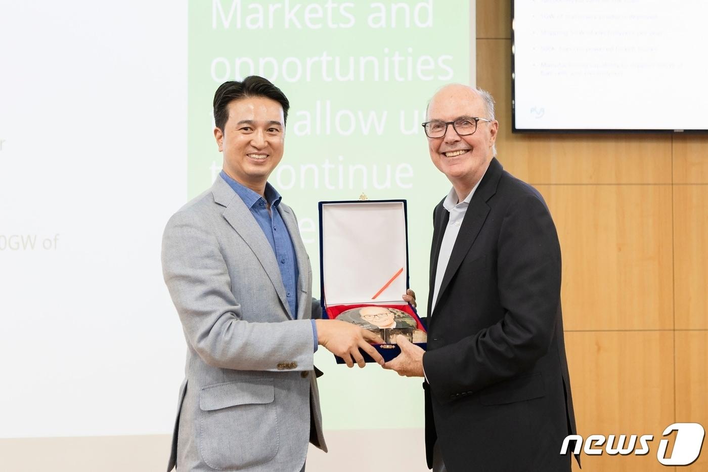 추형욱 SK E&S 대표이사 사장과 앤디 마시(Andy Marsh) 플러그파워 CEO(최고경영자)가 지난 18일 서울 종로구 SK서린사옥에서 진행된 SK E&S 임직원 대상 특별강연 이후 기념촬영을 하고 있다.(SK E&S 제공)