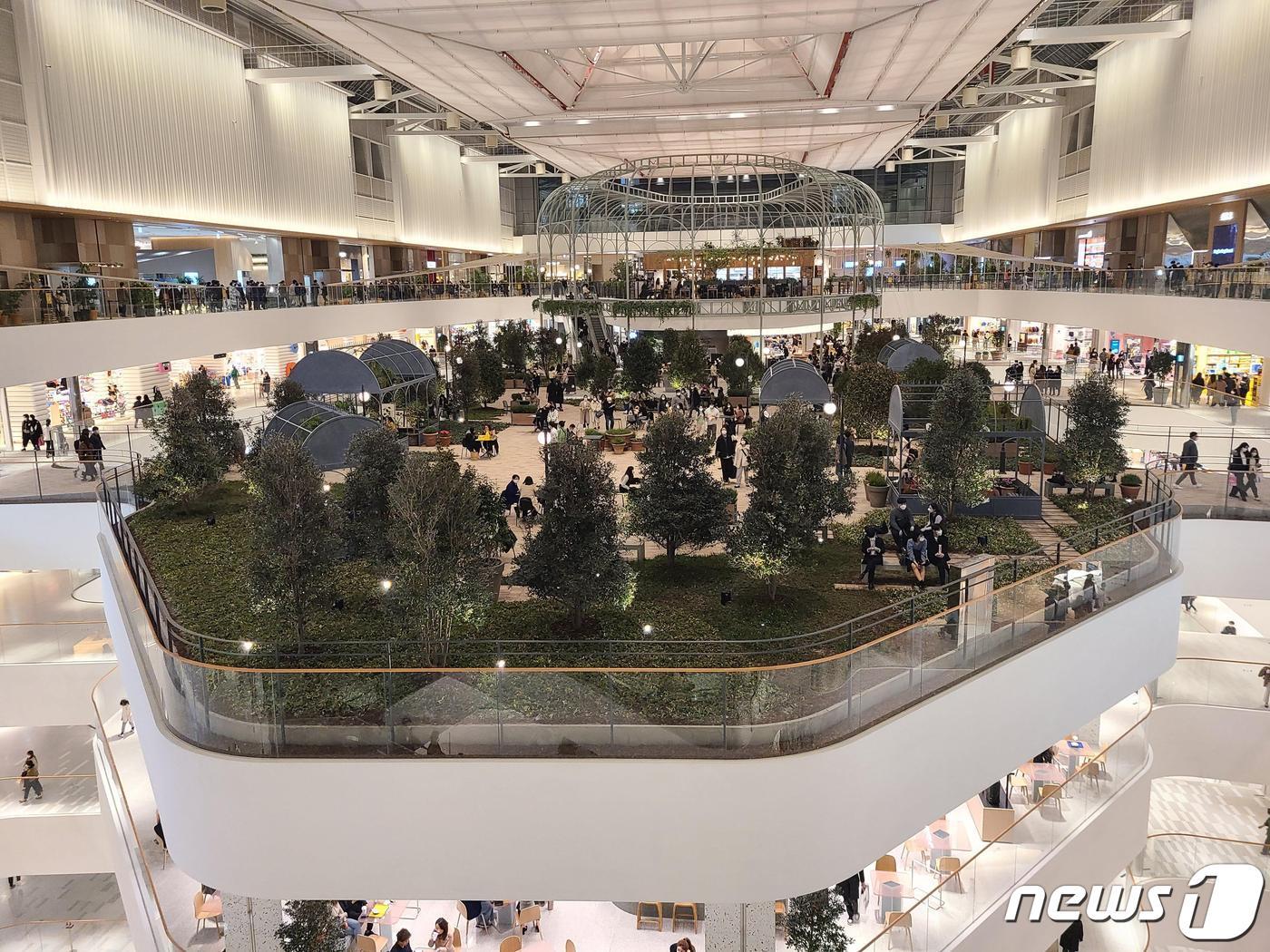 본문 이미지 - 인공토양 파라소 적용한 더 현대 서울 인공정원 모습(경동원 제공) 