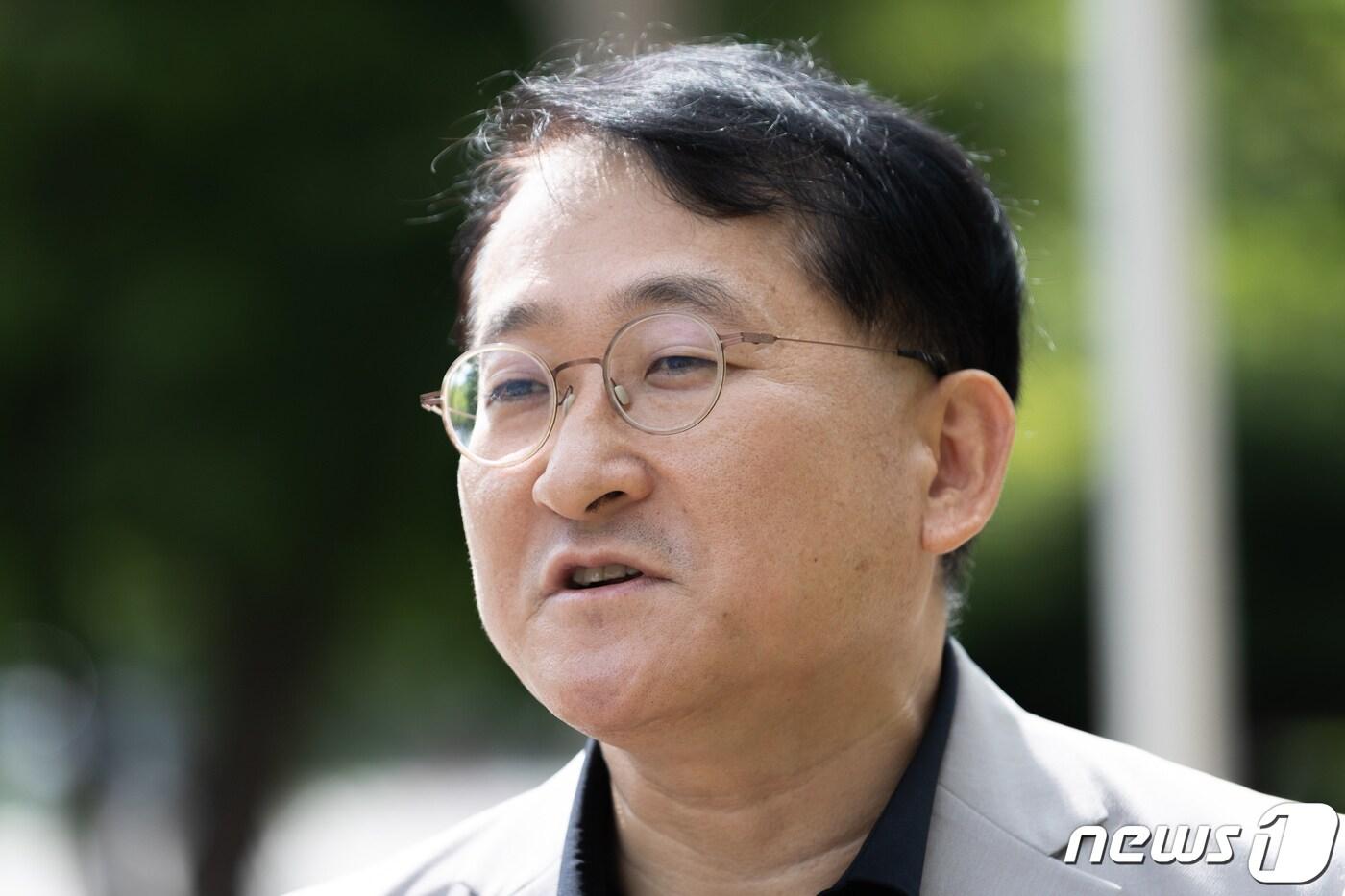 본문 이미지 - 차규근 법무연수원 연구위원(전 법무부 출입국관리본부장)이 고발인 조사를 받기 위해 27일 오전 경기도 과천시 중앙동 고위공직자범죄수사처로 들어서며 입장을 밝히고 있다.2023.7.27/뉴스1 ⓒ News1 이재명 기자