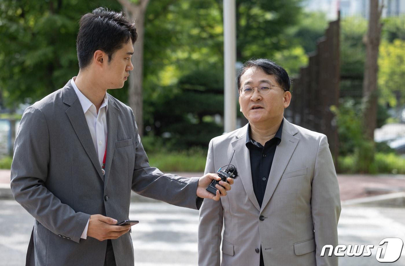 차규근 법무연수원 연구위원(전 법무부 출입국관리본부장)이 고발인 조사를 받기 위해 27일 오전 경기도 과천시 중앙동 고위공직자범죄수사처로 들어서며 입장을 밝히고 있다. 차 연구위원은 김학의 전 법무부 차관의 불법 출국금지 의혹을 처음 수사했던 검찰 수사팀을 특수직무유기 혐의로 고발한 상태이다. 2023.7.27/뉴스1 ⓒ News1 이재명 기자