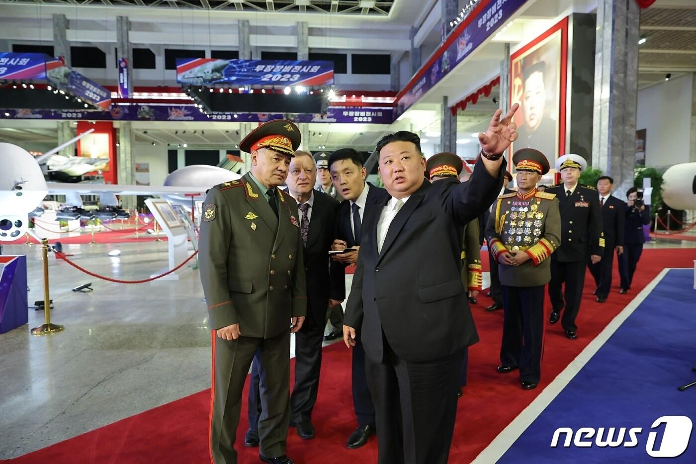 본문 이미지 - (평양 노동신문=뉴스1) = 북한 김정은 노동당 총비서가 방북 중인 러시아 세르게이 쇼이구 국방장관, 군사대표단과 함께 '무장장비전시회장'을 찾았다. 김 총비서는 쇼이구 장관에게 "최근 조선인민군이 장비하고 있는 무기전투기술기재들에 대해 소개하고 세계적인 무장장비 발전 추세와 발전 전략에 대해 이야기를 나누었다＂라고 신문은 전했다. [국내에서만 사용가능. 재배포 금지. DB 금지. For Use Only in the Republic of Korea. Redistribution Prohibited] rodongphoto@news1.kr