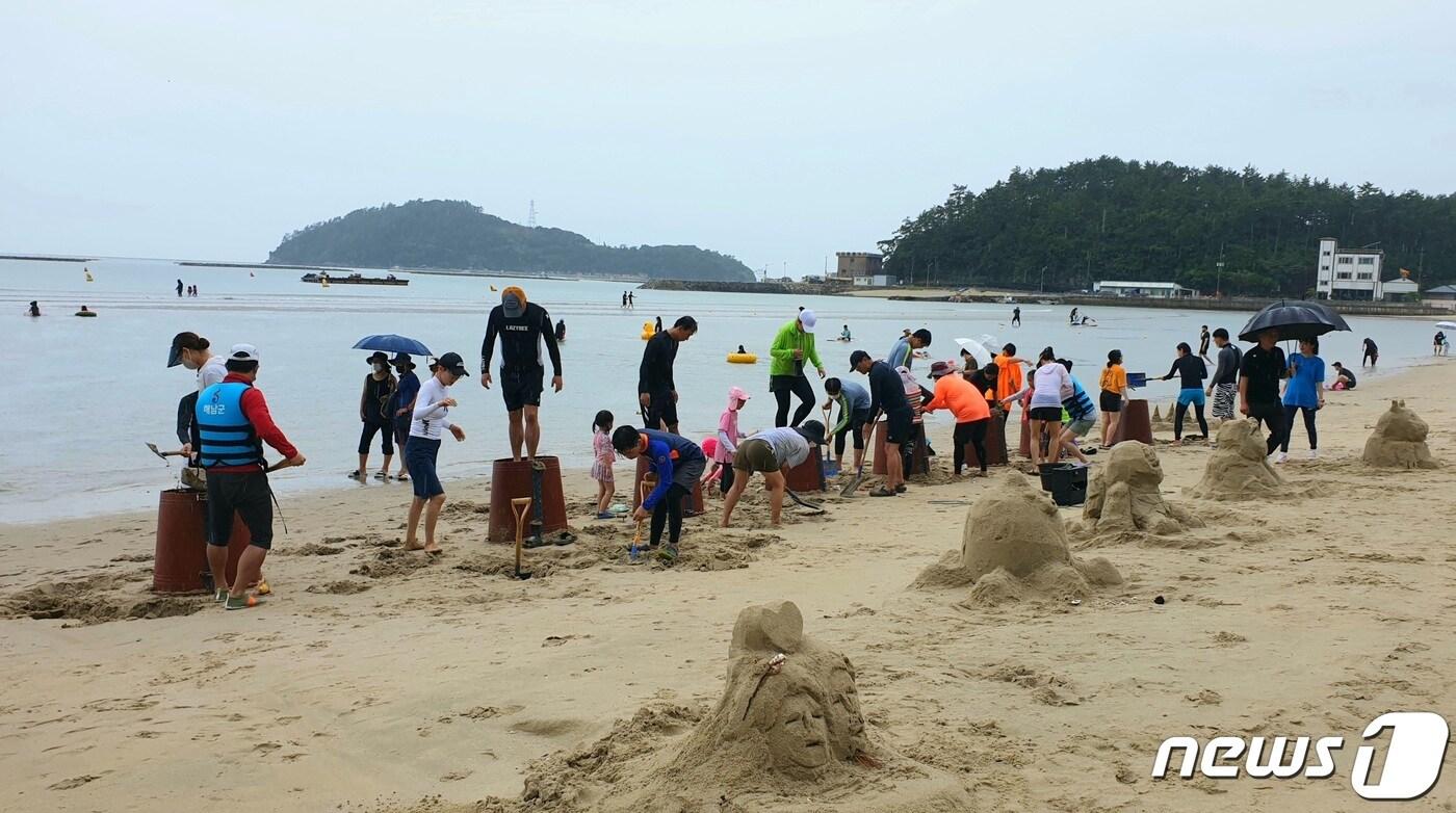 해남 송호해수욕장 모래조각 만들기 (해남군 제공)/뉴스1 