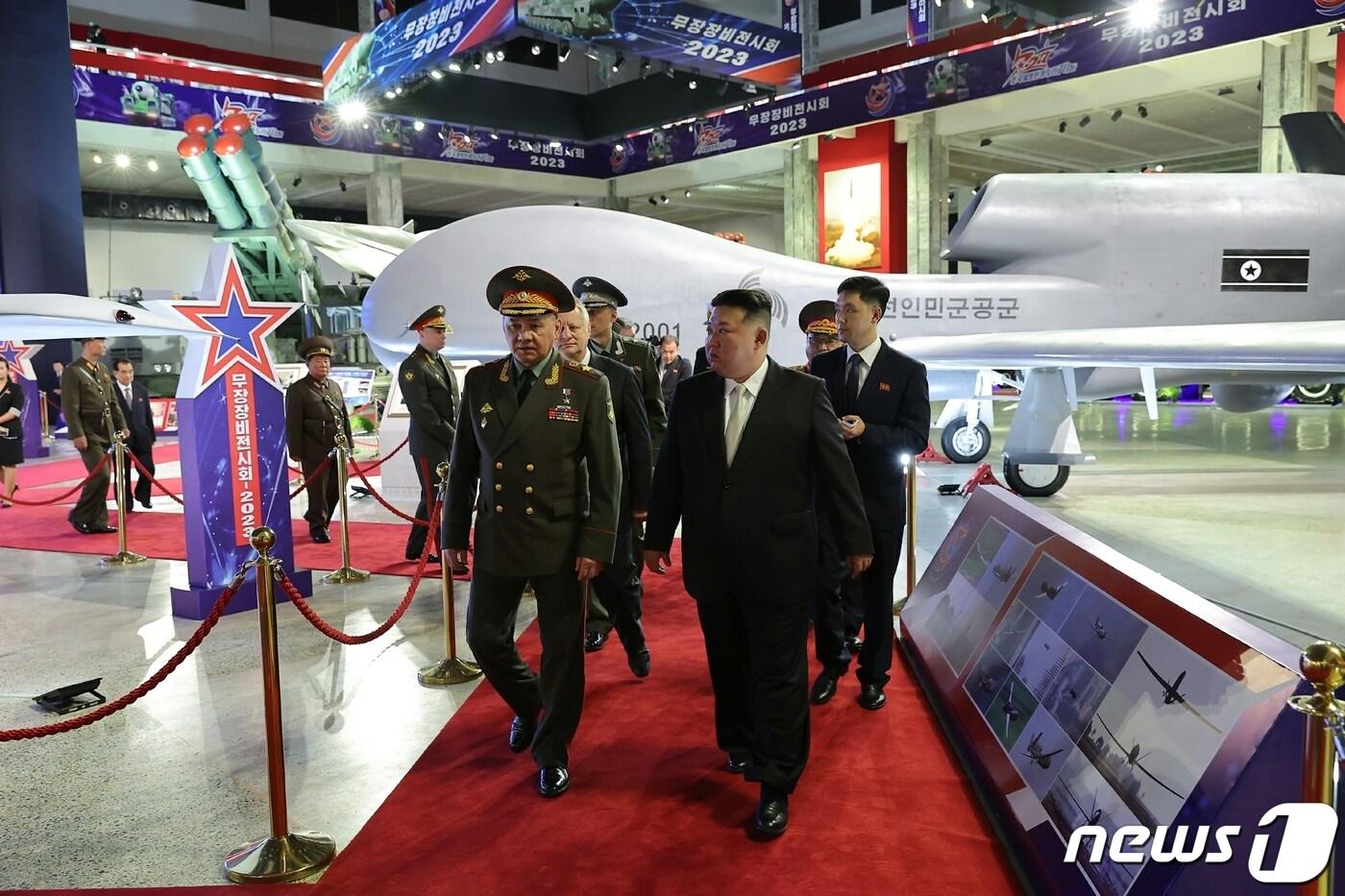 &#40;평양 노동신문=뉴스1&#41; = 김정은 북한 노동당 총비서와 세르게이 쇼이구 러시아 국방장관이 26일 무장장비전시회장을 찾았다. [국내에서만 사용가능. 재배포 금지. DB 금지. For Use Only in the Republic of Korea. Redistribution Prohibited] rodongphoto@news1.kr