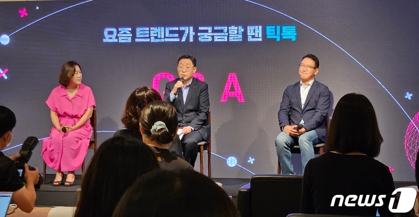 본문 이미지 - 틱톡코리아 관계자들이 27일 기자간담회에서 질의응답을 진행하는 모습. 왼쪽부터 홍종희 틱톡코리아 홍보총괄, 정재훈 틱톡코리아 운영 총괄, 손현호 틱톡코리아 글로벌 비즈니스 솔루션 GM (박소은 기자)