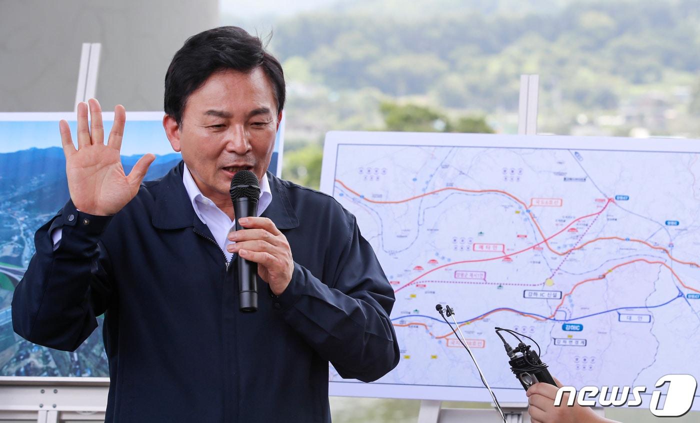 원희룡 전 국토부장관이 2023년 7월 경기 양평군 강상면 서울-양평 고속도로 대안 노선 종점 인근에서 현장점검 후 취재진의 질문에 답하고 있다. 2023.7.27/뉴스1 ⓒ News1 김도우 기자