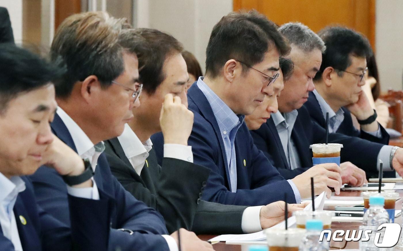 27일 오후 서울 영등포구 여의도 금감원에서 열린 '새 국제회계 기준(IFRS17) 가이드라인 적용 회계처리 관련 설명회'에 참석한 보험사 CEO를 비롯한 생명·손해보험협회장 및 회계법인 감사부문 대표들이 이명순 금융감독원 수석부원장의 모두발언을 듣고 있다. 2023.7.27/뉴스1 ⓒ News1 민경석 기자