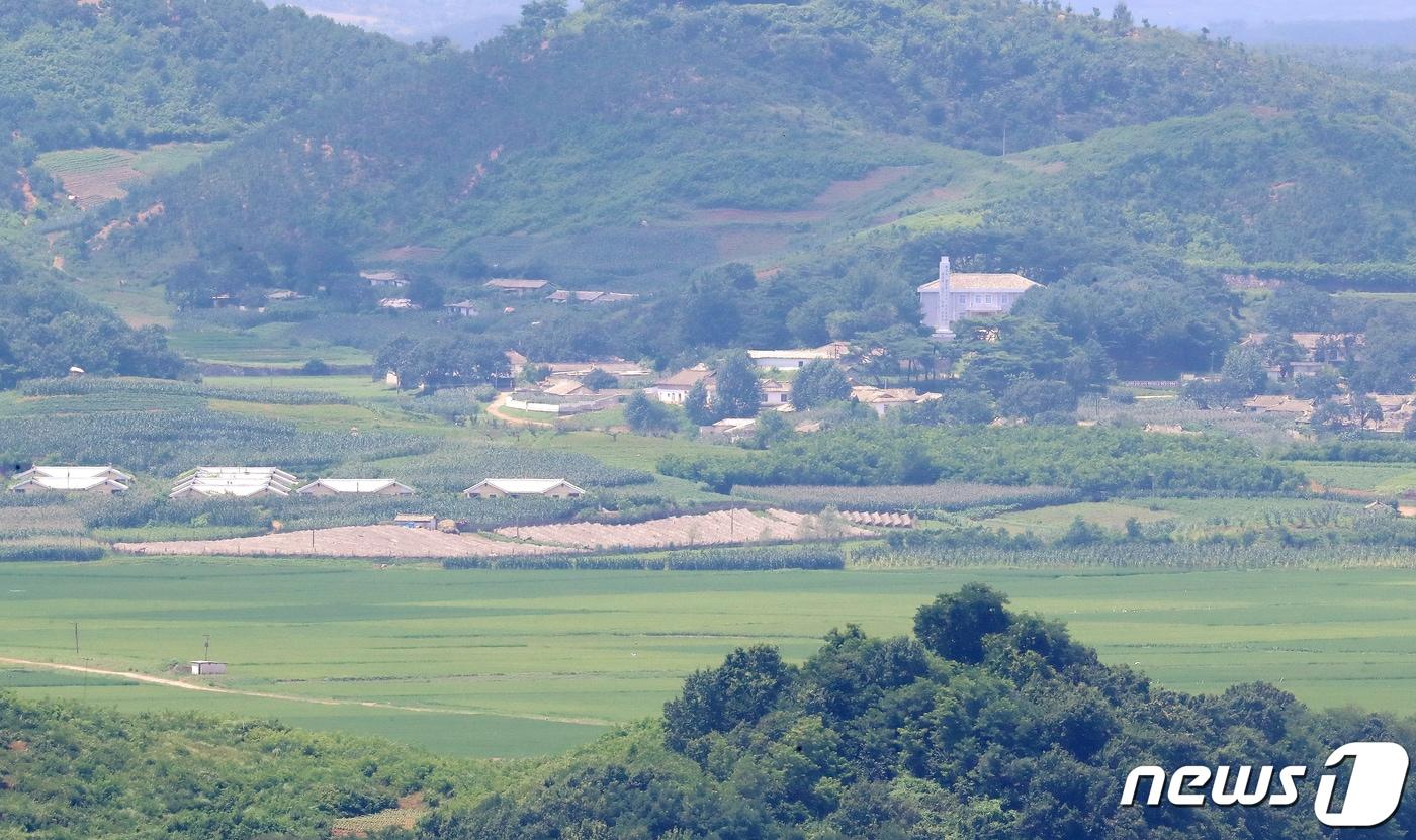 본문 이미지 - 경기 파주시 오두산 통일전망대에서 바라본 북한 황해북도 개풍군 마을. 2023.7.27/뉴스1 ⓒ News1 장수영 기자