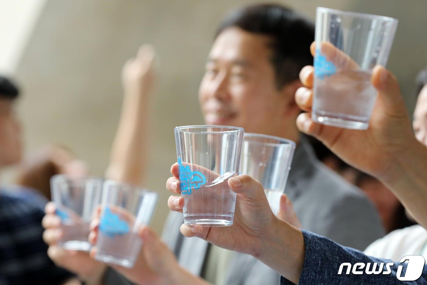 본문 이미지 - 27일 오후 서울 중구 동대문디자인플라자(DDP)에서 서울상수도사업본부 직원들이 맛있는 아리수 캠페인을 펼치고 있다. 서울시는 서울시민이 아리수를 먹는 비율을 2021년 36.5%에서 2026년 50%까지 끌어올리기 위해 오는 11월30일까지 캠페인을 진행한다. 2023.7.27 ⓒ 뉴스1 이승배 기자