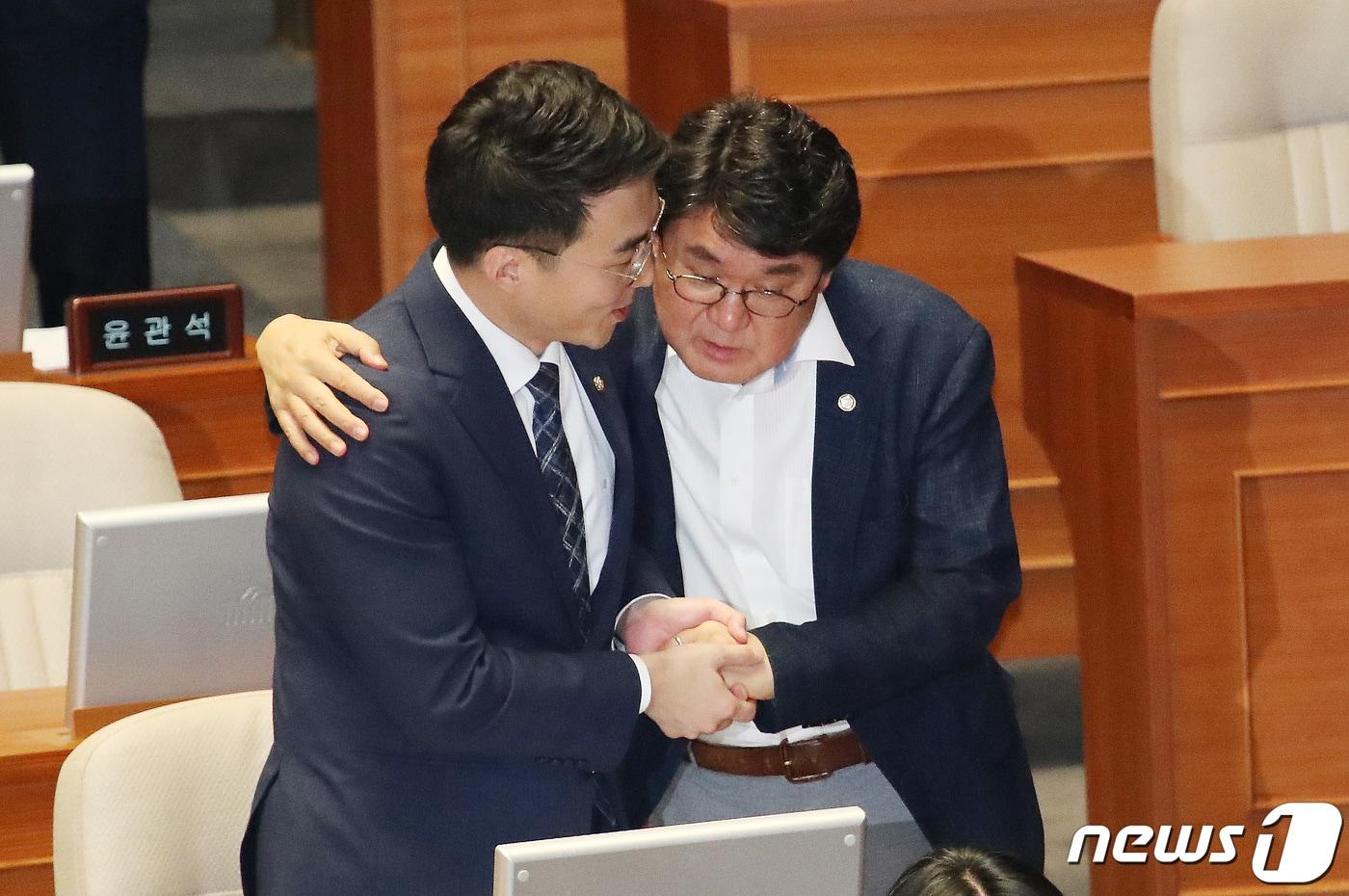 본문 이미지 - 2023년 7월 27일 김남국 무소속 의원(왼쪽)과 황운하 더불어민주당 의원이 제408회 국회(임시회) 제2차 본회의에서 이야기를 나누고 있다. 이날 국회 윤리특별위원회는 가상자산 보유·거래 논란으로 더불어민주당을 탈당한 김남국 의원의 징계안을 심의했다. 2023.7.27/뉴스1 ⓒ News1 임세영 기자