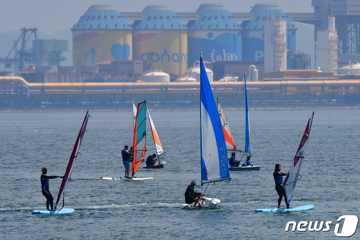 본문 이미지 -  지난해 경북 포항시 북구 영일대해수욕장 포항해양스포츠아카데미에서 윈드,서핑, 딩기 요트  강습을 받고 있는 수상생들. (뉴스1 자료, 재판매 및 DB금지)ⓒ 뉴스1 최창호 기자