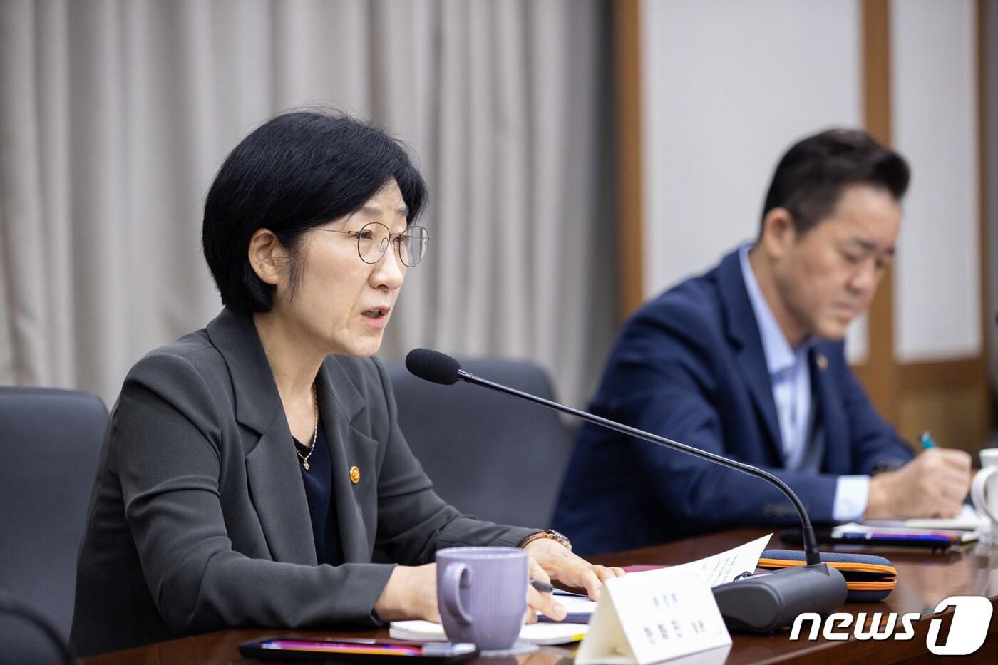 본문 이미지 - 한화진 환경부장관이 서울 서초구 한강홍수통제소에서 환경규제 혁신 전략회의를 주재하고 있다. (환경부 제공) 2023.7.27/뉴스1