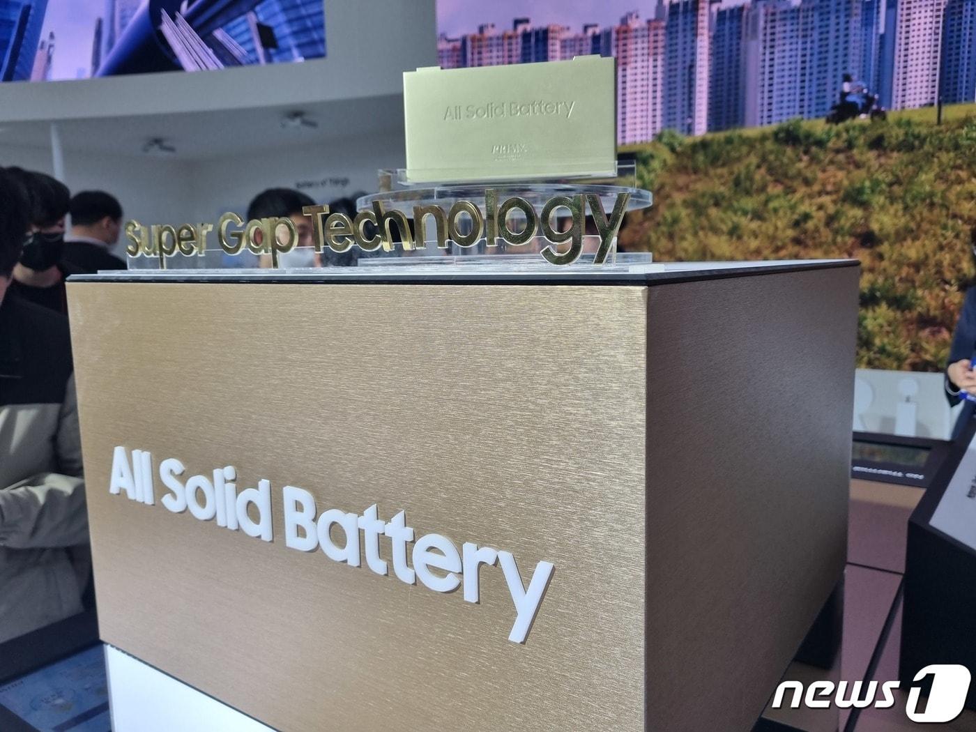 본문 이미지 - 삼성SDI의 전고체 배터리 모형.