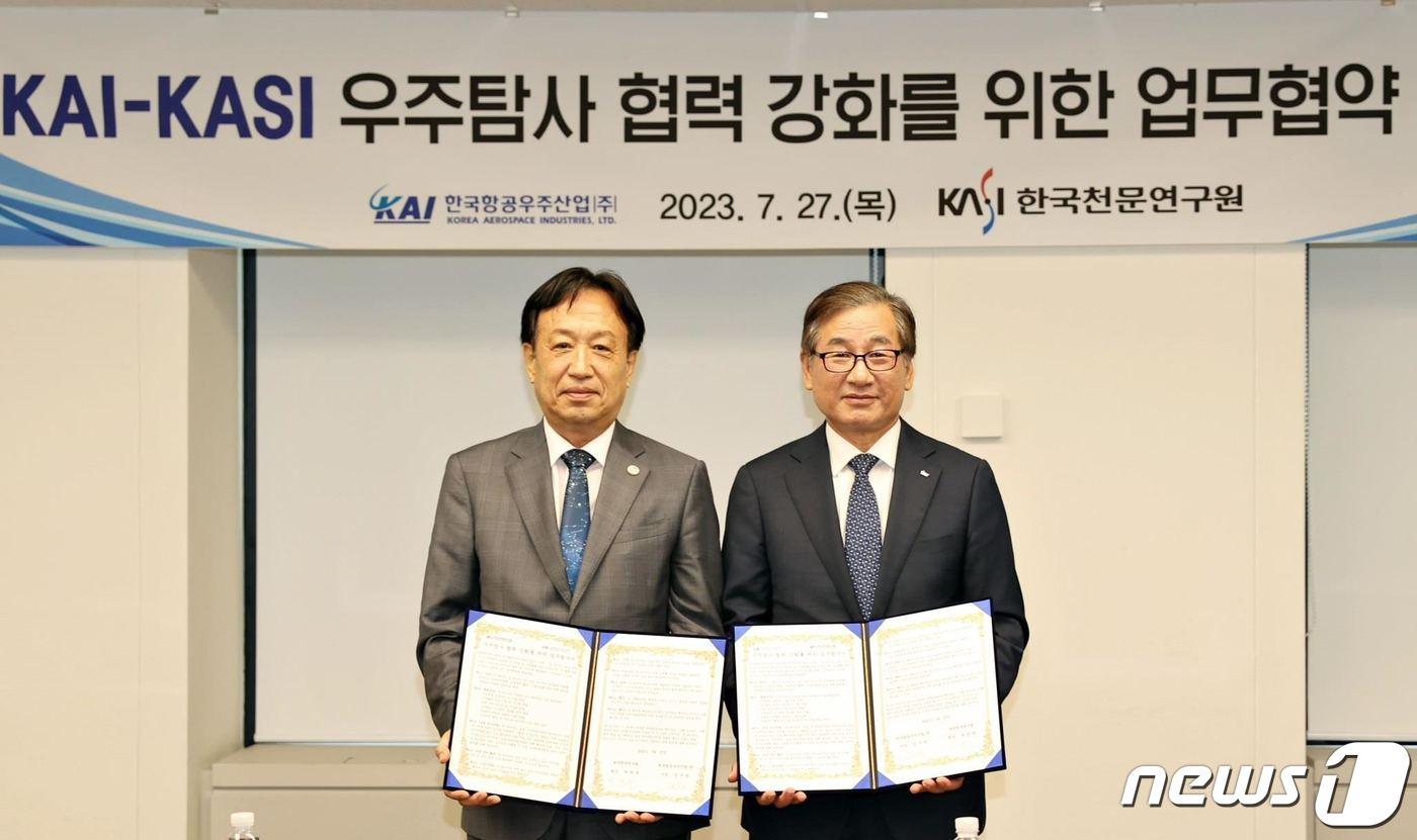 박영득 한국천문연구원장(왼쪽)과 강구영 한국항공우주산업 사장이 업무협약 체결 후 기념촬영을 하고 있다.(천문연 제공)/뉴스1