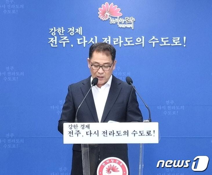 본문 이미지 - 엄익준 완산구청장이 27일 전주시청에서 브리핑을 갖고 올 하반기 중점사업에 대해 설명했다./뉴스1