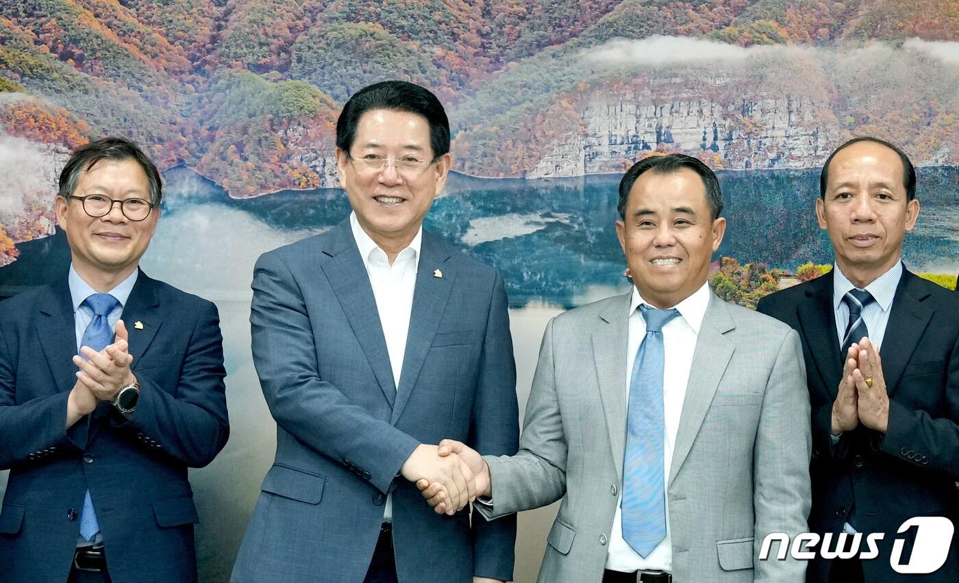 본문 이미지 - 김영록 전라남도지사가 27일 오후 도청 접견실에서 퐁싸이삭 인타랏 라오스 노동부차관과 라오스정부의 외국인 계절근로자 파견과 관련해 면담을 하고 기념촬영을 하고 있다.(전남도 제공) 2023.7.27/뉴스1 