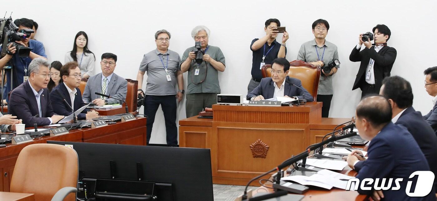 본문 이미지 - 변재일 국회 윤리특위 위원장이 27일 오후 서울 여의도 국회에서 열린 윤리특별위원회 전체회의를 주재하고 있다. 이날 국회 윤리위는 거액의 가상자산 투자 논란을 일으킨 김남국 무소속 의원에 대한 징계안을 심사한다. 윤리자문심사위원회는 지난 20일 김 의원에 대해 최고 징계 수위인 '의원직 제명'을 윤리특위에 권고했다. 2023.7.27/뉴스1 ⓒ News1 임세영 기자