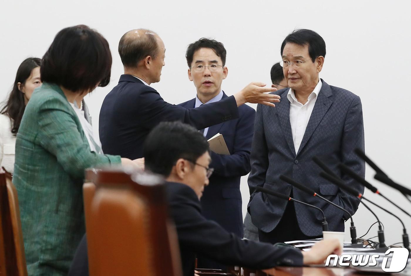본문 이미지 - 변재일 국회 윤리특위 위원장이 27일 오후 서울 여의도 국회에서 열리는 윤리특별위원회 전체회의에 앞서 수석전문위원과 이야기를 나누고 있다. 이날 국회 윤리위는 거액의 가상자산 투자 논란을 일으킨 김남국 무소속 의원에 대한 징계안을 심사한다. 윤리자문심사위원회는 지난 20일 김 의원에 대해 최고 징계 수위인 '의원직 제명'을 윤리특위에 권고했다. 2023.7.27/뉴스1 ⓒ News1 임세영 기자
