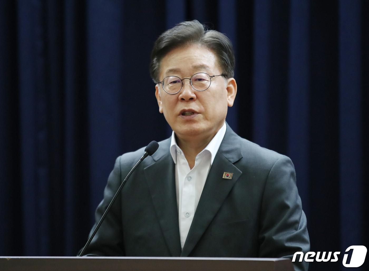 본문 이미지 - 이재명 더불어민주당 대표가 27일 오후 서울 여의도 국회 의원회관에서 열린 7.27 정전협정 70주년 학술회의에서 축사를 하고 있다. 2023.7.27/뉴스1 ⓒ News1 임세영 기자