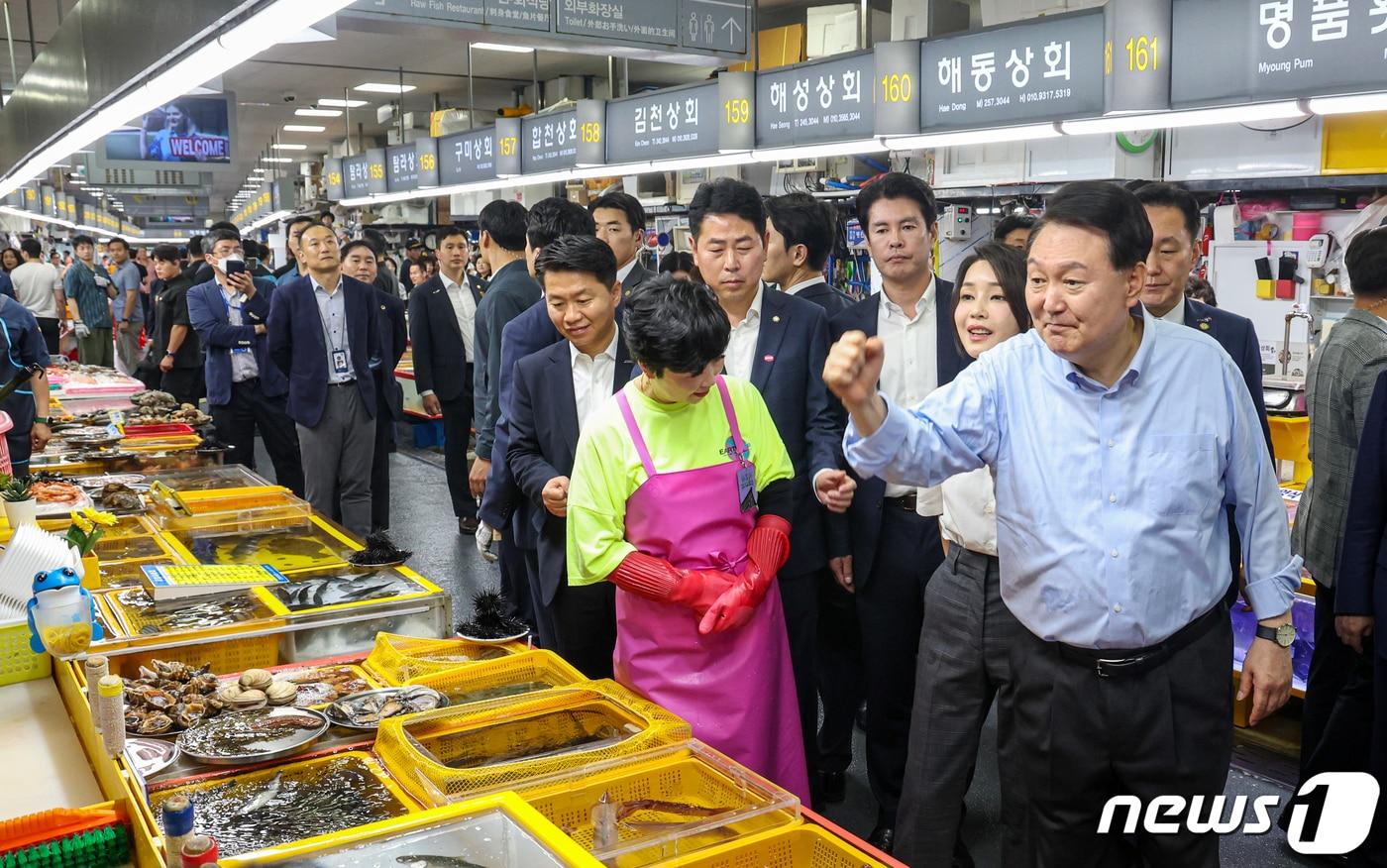 본문 이미지 - 윤석열 대통령과 김건희 여사가 27일 부산 중구 자갈치시장을 찾아 수산물 시장 상황을 점검하며 상인을 격려하고 있다. 2023.7.27/뉴스1 ⓒ News1 부산사진공동취재단