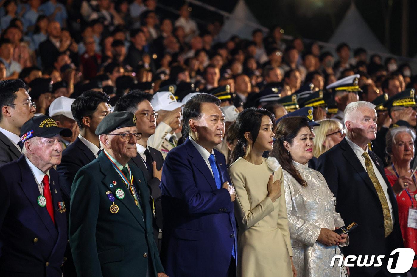 본문 이미지 - 윤석열 대통령과 김건희 여사가 6·25 정전협정 70주년을 맞아 부산 해운대구 부산 영화의 전당 야외극장에서 열린 유엔군 참전의날·정전협정 70주년 기념식에서 국민의례를 하고 있다. 2023.7.27/뉴스1 ⓒ News1 부산사진공동취재단