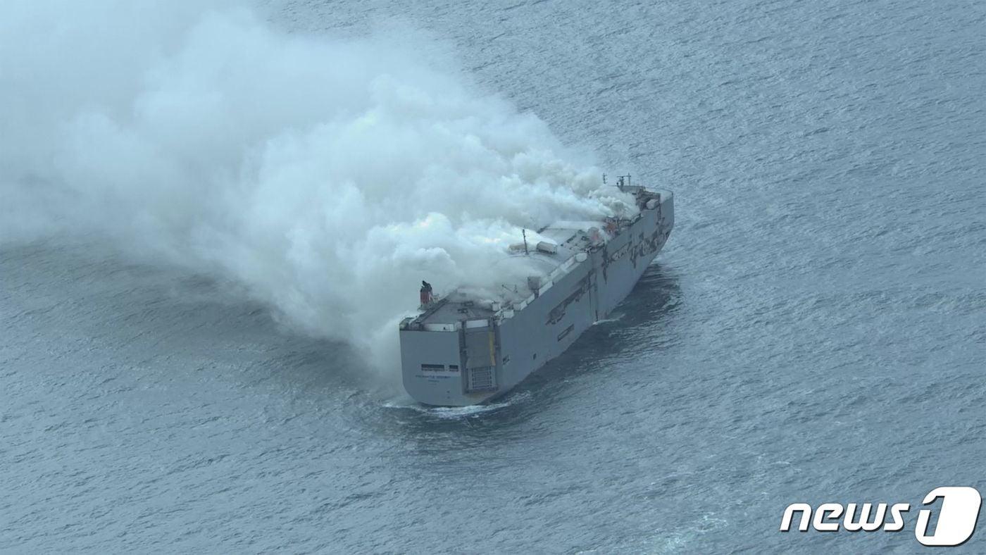 26일(현지시간) 네덜란드 북해 아멜란트 섬 인근 해상에서 차량 약 3000대가 실린 파나마 국적의 '프리맨틀 하이웨이'호서 화재가 발생해 연기가 솟아 오르고 있다. 2023.7.26. ⓒ AFP=뉴스1 ⓒ News1 우동명 기자