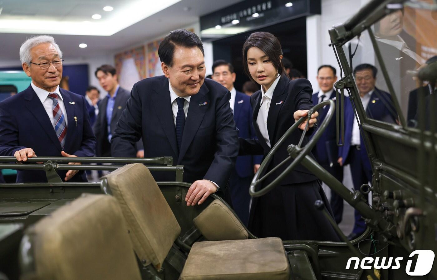 본문 이미지 - 윤석열 대통령과 김건희 여사가 27일 부산 남구 유엔평화기념관을 방문해 전시물을 살펴보고 있다. (대통령실 제공) 2023.7.27/뉴스1 ⓒ News1 오대일 기자