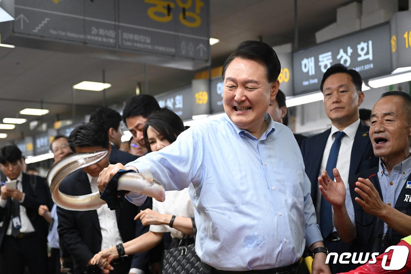 본문 이미지 - 윤석열 대통령이 27일 부산 중구 자갈치시장을 찾아 장어를 들어보이고 있다. (대통령실 제공) 2023.7.27/뉴스1 ⓒ News1 오대일 기자