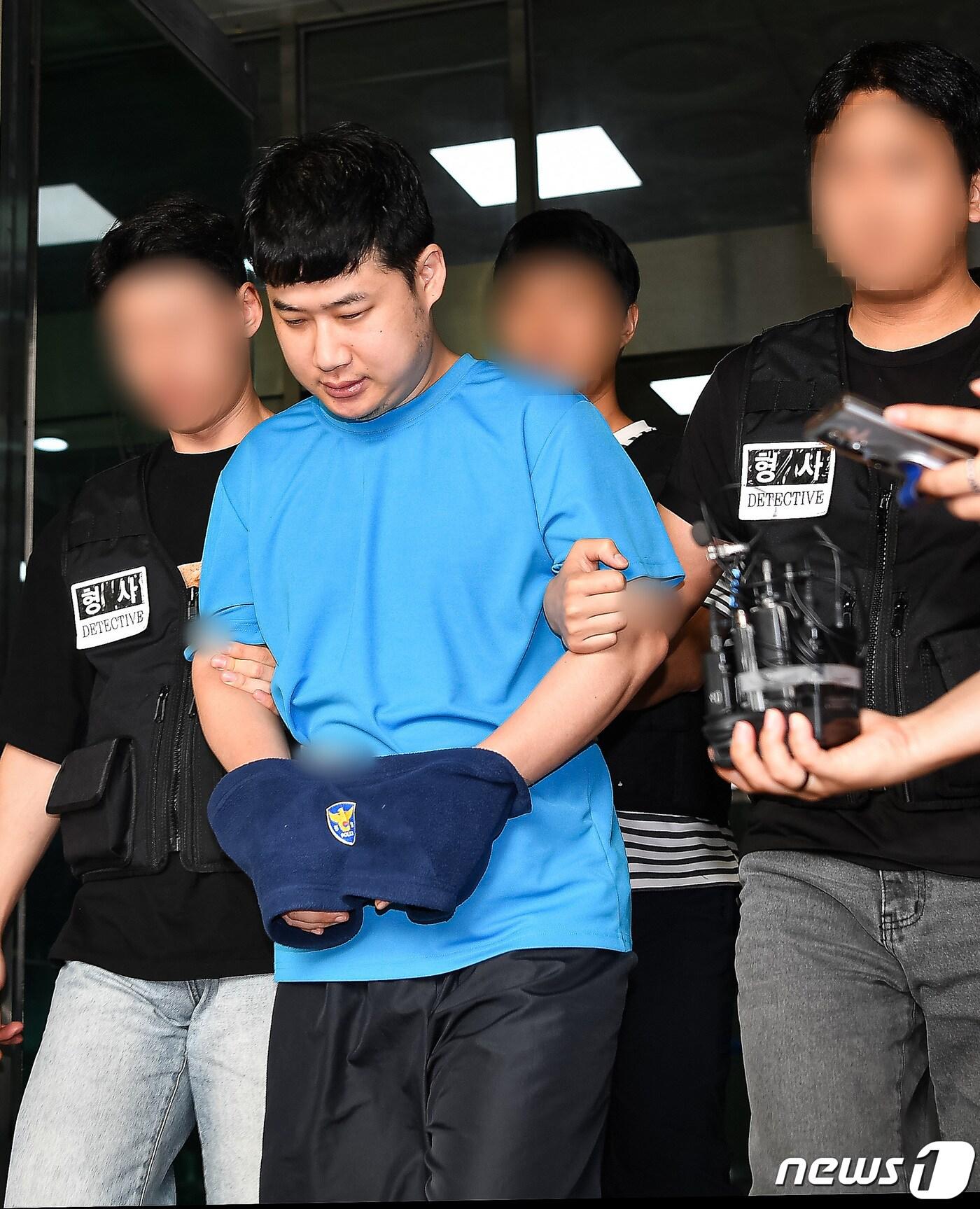 본문 이미지 - 신림동 흉기난동 피의자 조선(33·남)이 28일 서울 관악경찰서에서 검찰에 구속 송치되고 있다. (공동취재) 2023.7.28/뉴스1 ⓒ News1 유승관 기자