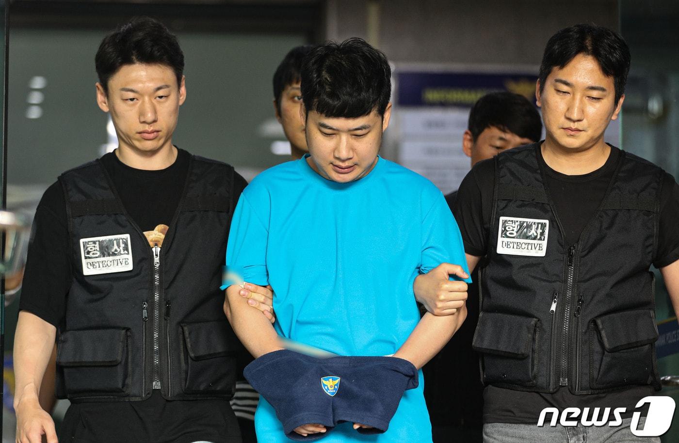 본문 이미지 - 신림동 흉기난동 피의자 조선(33·남)이 서울 관악경찰서에서 검찰에 구속 송치되고 있다. (공동취재) 2023.7.28/뉴스1 ⓒ News1 유승관 기자