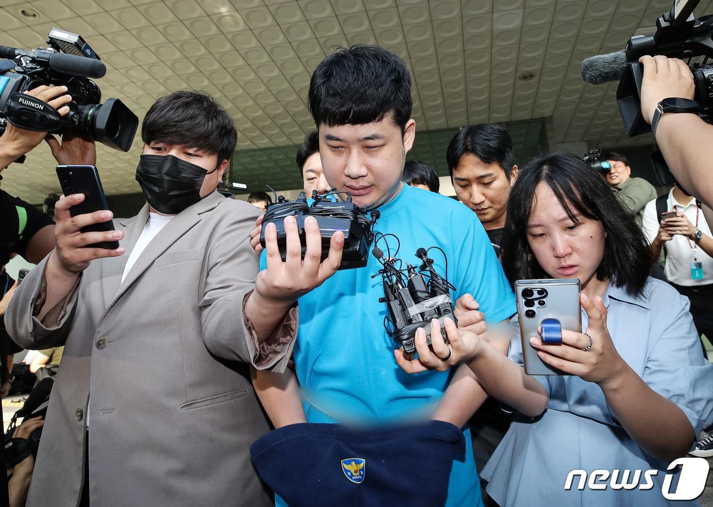 본문 이미지 - 신림동 흉기난동 피의자 조선(33·남)이 28일 서울 관악경찰서에서 검찰에 구속 송치되고 있다. 조선은 지난 21일 오후 2시7분쯤 신림동 인근 상가 골목에서 흉기를 휘둘러 1명을 숨지게 하고 3명에게 중상을 입힌 혐의를 받는다. (공동취재) 2023.7.28/뉴스1 ⓒ News1 유승관 기자