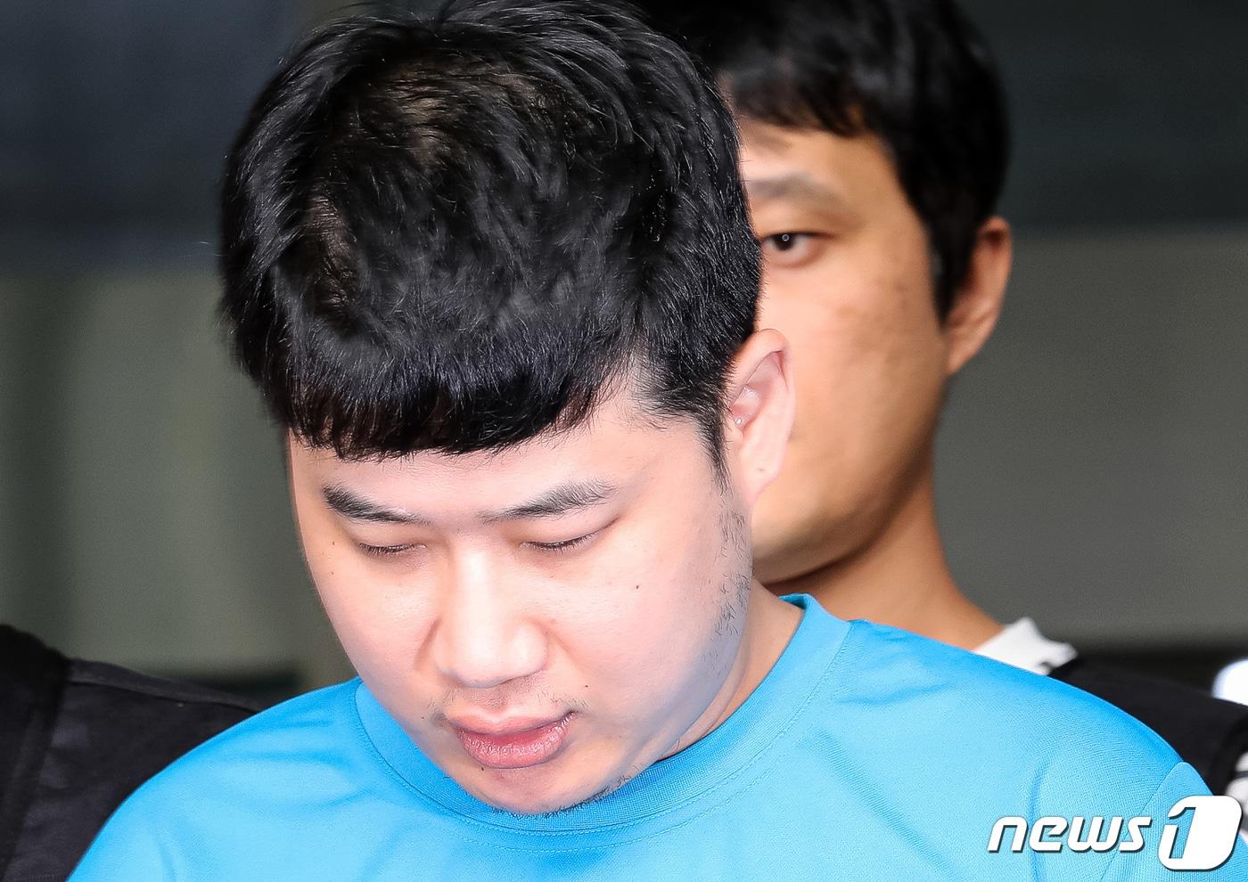 본문 이미지 - 신림동 흉기난동 피의자 조선(33)이 서울 관악경찰서에서 검찰에 구속 송치되고 있다. (공동취재) 2023.7.28/뉴스1 ⓒ News1 유승관 기자