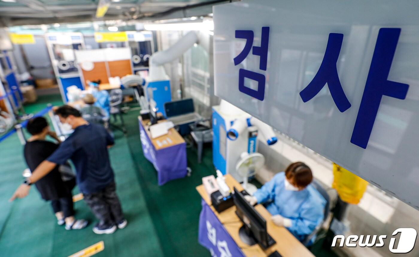 본문 이미지 - 주춤하던 신종 코로나바이러스 감염증 확진자가 최근 급증하는 것으로 나타났다. 2023.7.28/뉴스1 ⓒ News1 김도우 기자