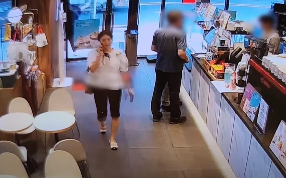 본문 이미지 - 보이스피싱 현금 수거 현장을 덮치기 위해 사복으로 카페에 잠복한 경찰관. (경찰청 유튜브)