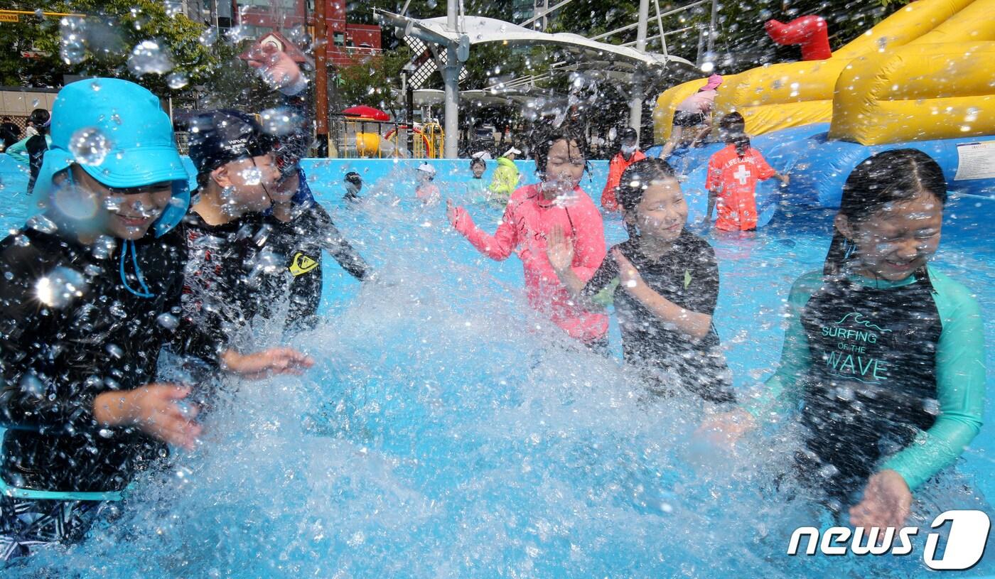 1일 대전·충남은 대부분의 지역에 폭염주의보가 내려진 가운데 최고체감온도가 33~35도로 더울 것으로 예보됐다. 대전 동구 용수골어린이공원 물놀이장에서 어린이들이 즐거운 시간을 보내고 있다. /뉴스1 ⓒ News1 김기태 기자