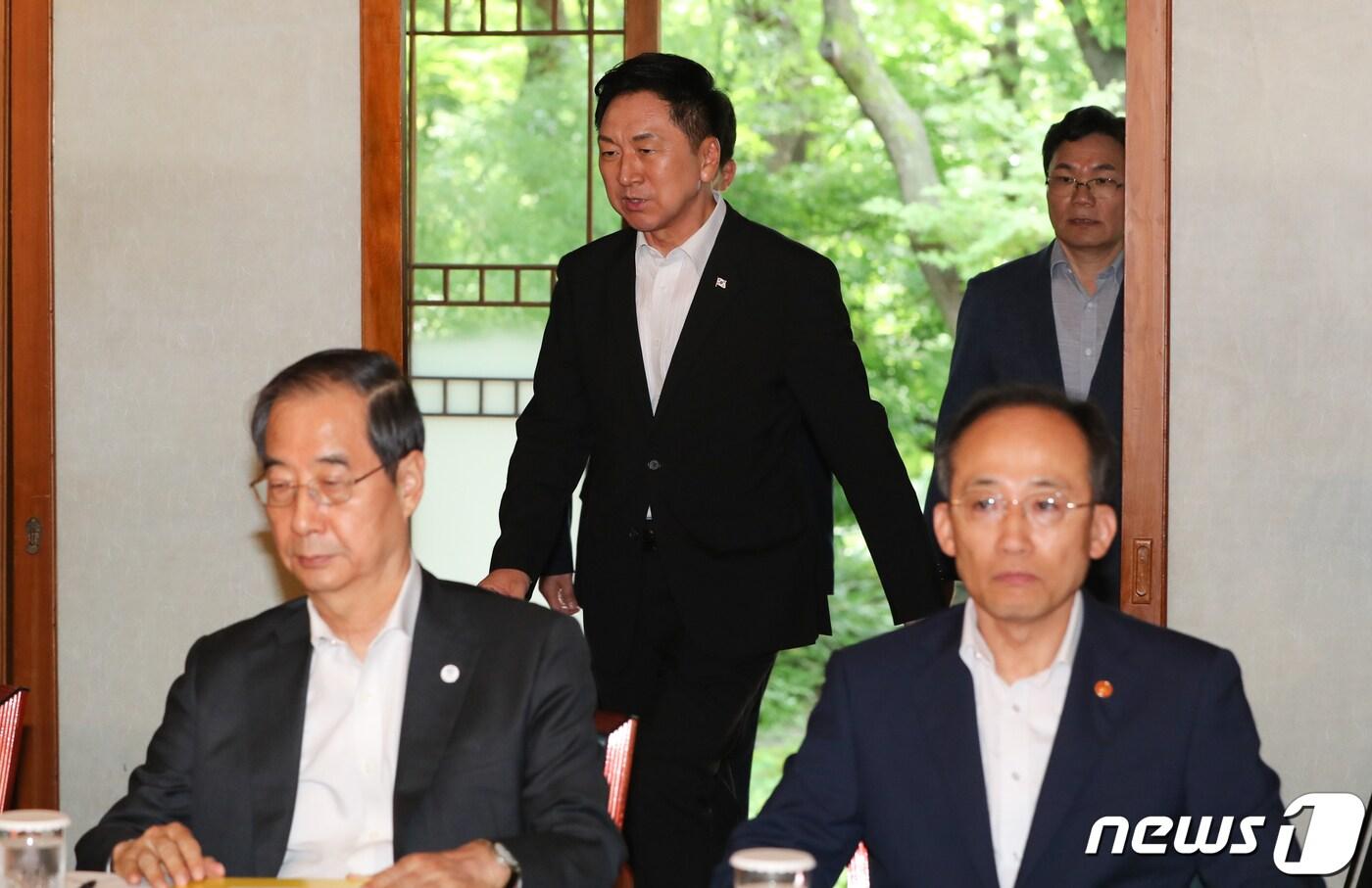 본문 이미지 - 김기현 국민의힘 대표가 28일 서울 종로구 삼청동 총리 공관에서 열린 고위당정협의회에 참석하고 있다. 2023.7.28/뉴스1 ⓒ News1 허경 기자