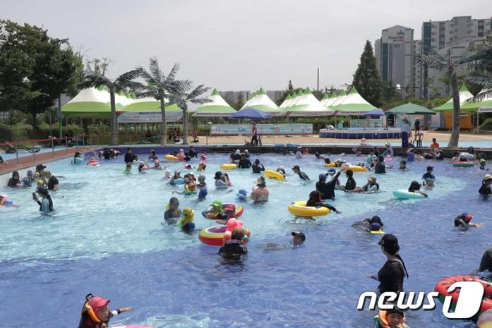 본문 이미지 - 전국에 폭염특보가 발효된 28일 울산 중구 동천 야외물놀이장을 찾은 어린이들이 무더위를 피해 물놀이를 하고 있다.2023.7.28 ⓒ 뉴스1 