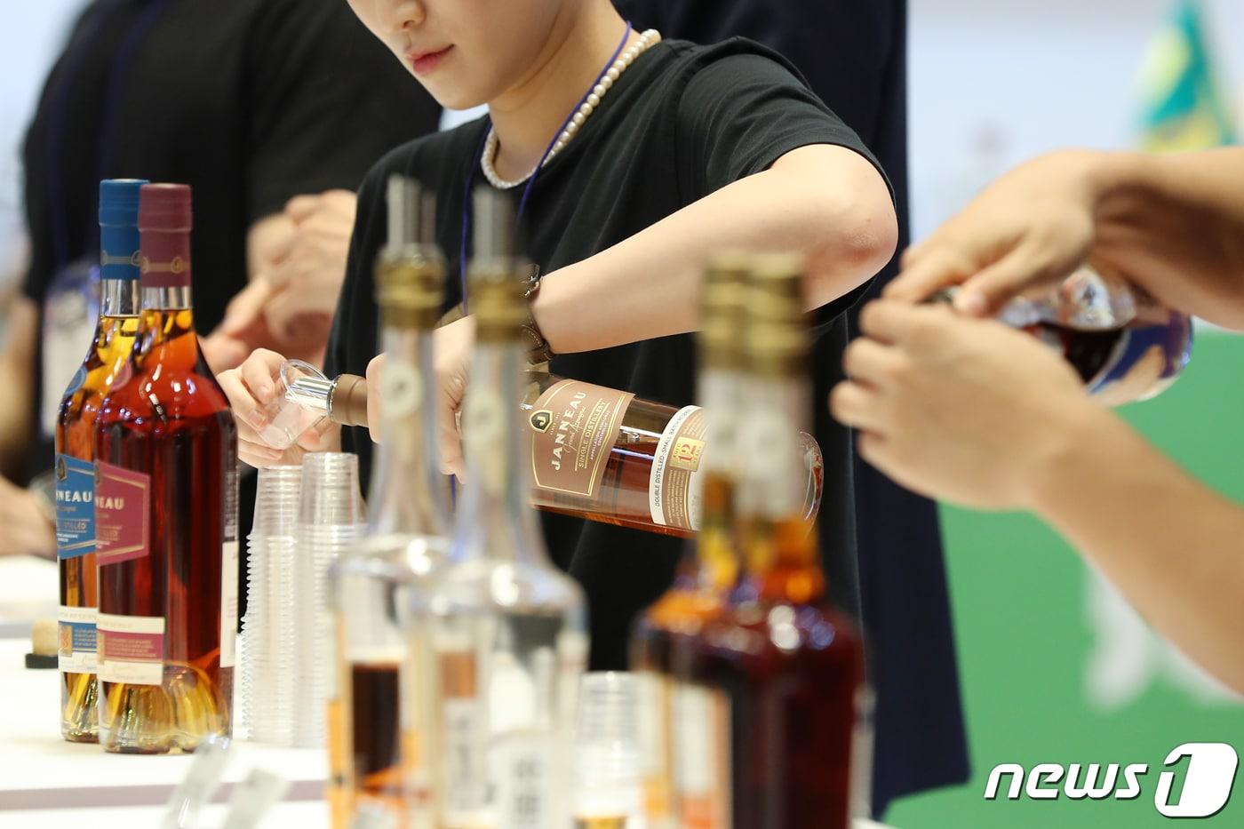 28일 오후 서울 강남구 코엑스에서 열린 '2023 서울 바앤스피릿쇼'에서 주류 업체 관계자들이 시음료를 잔에 따르고 있다. 올해로 3회째를 맞이하는이번 행사에는 위스키, 브랜디 및 전통주, 칵테일 등 203개의 주류 관련 브랜드가 참여한다. 2023.7.28/뉴스1 ⓒ News1 민경석 기자