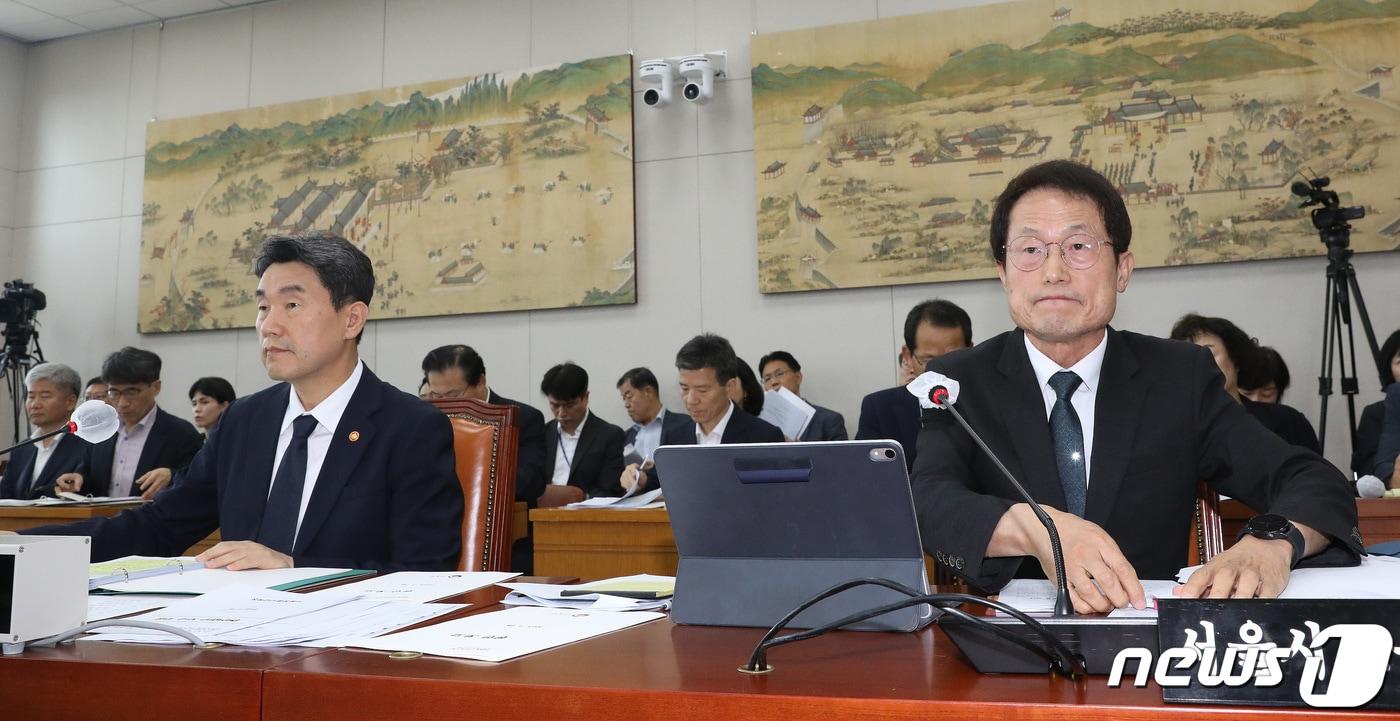 이주호 사회부총리 겸 교육부 장관(왼쪽)과 조희연 서울시교육감이 7월 28일 오후 서울 여의도 국회에서 열린 교육위원회 전체회의에서 의원들의 질의를 경청하고 있다. 2023.7.28/뉴스1 ⓒ News1 임세영 기자