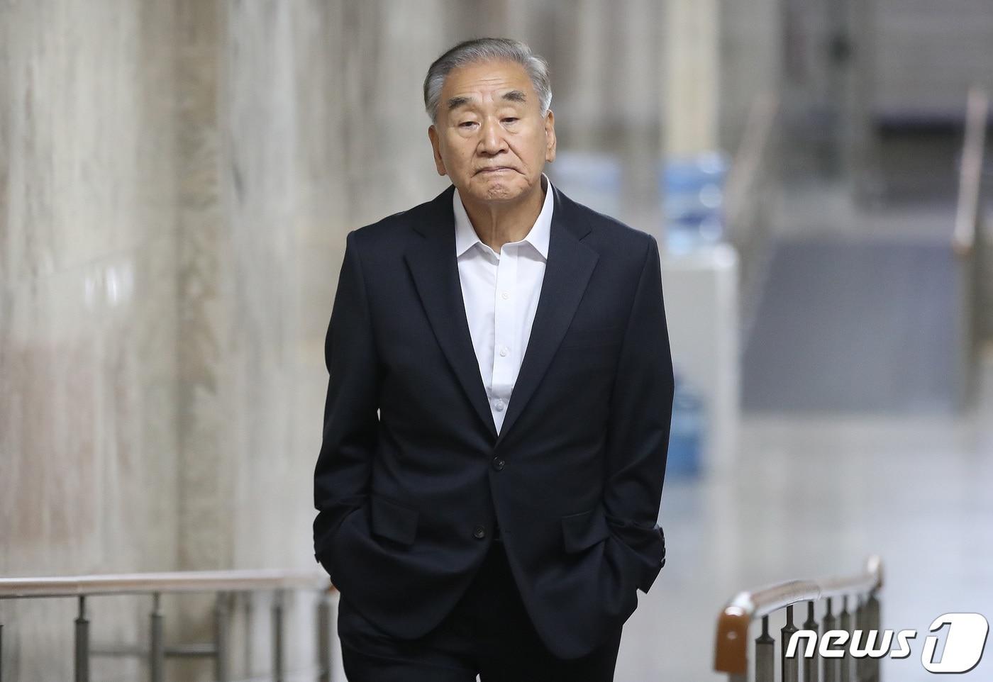 이재오 민주화운동기념사업회 이사장이 28일 오후 서울 여의도 국회에서 박광온 더불어민주당 원내대표를 만나기 위해 이동하고 있다. 2023.7.28/뉴스1 ⓒ News1 임세영 기자