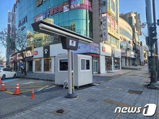 본문 이미지 - 동해시내에 설치된 스마트 그늘막.(동해시 제공) 2023.7.28/뉴스1