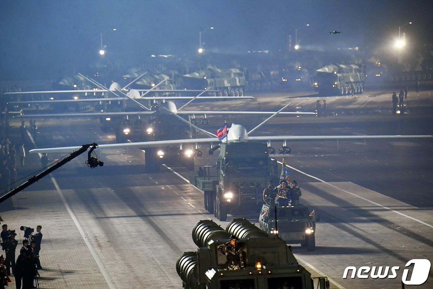 본문 이미지 - (평양 노동신문=뉴스1) = 북한이 '전승절'(한국전쟁 정전협정 체결일) 70주년인 지난 7월 27일 평양 김일성광장에서 열병식을 개최하고 무인기의 모습을 공개했다.[국내에서만 사용가능. 재배포 금지. DB 금지. For Use Only in the Republic of Korea. Redistribution Prohibited] rodongphoto@news1.kr