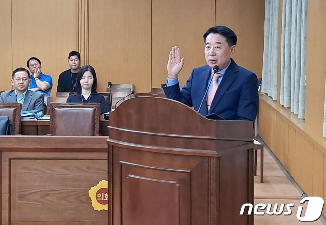 본문 이미지 - 이상태 대전시설관리공단 이사장 후보자 인사청문간담회가 28일 대전시의회에서 열려 이 후보자가 성실하게 의원들의 질의에 답변하겠다는 선서를 하고 있다. /뉴스1 ⓒNews1 최일 기자