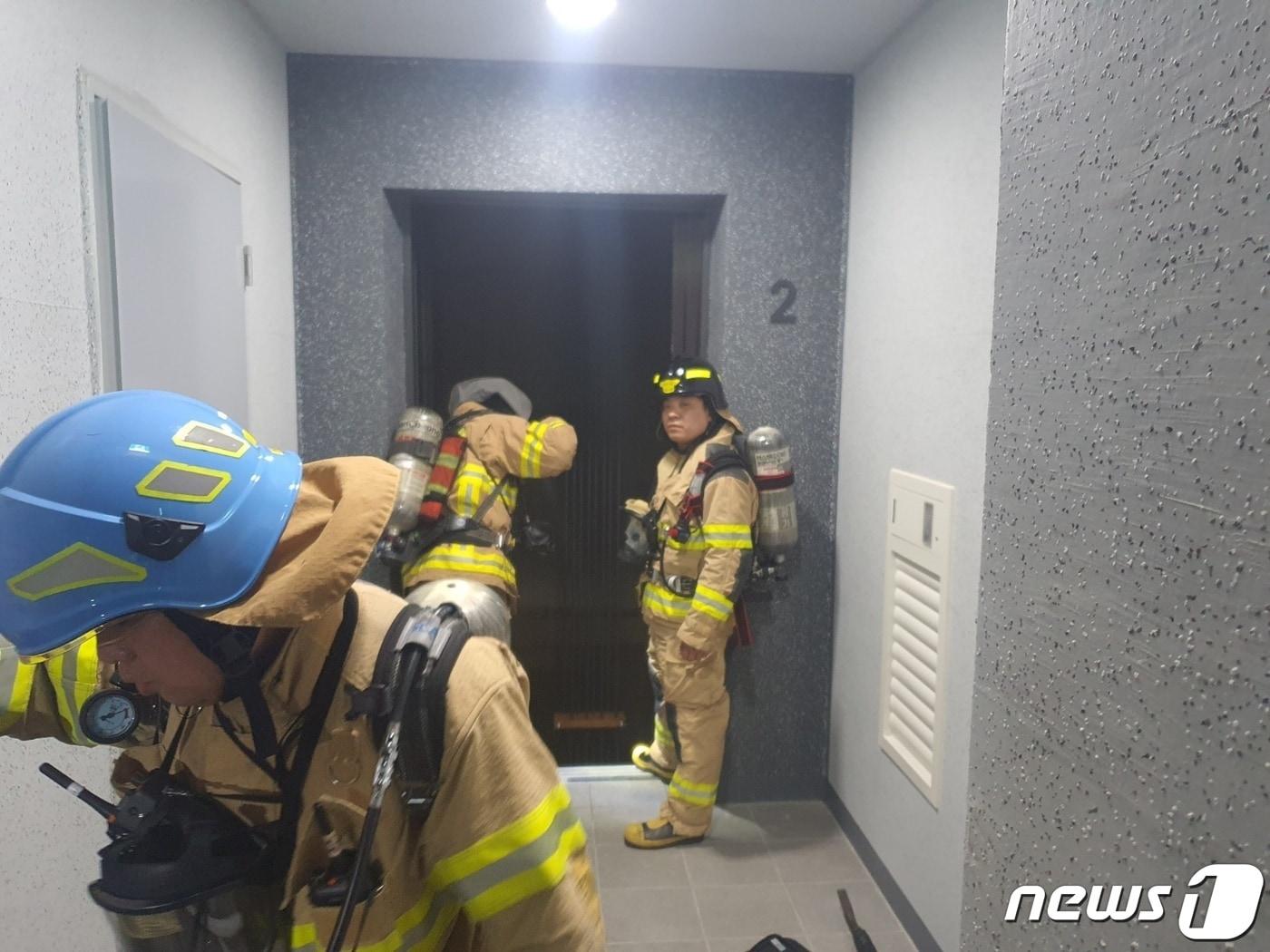 본문 이미지 -  부산 송도해수욕장 인근의 69층짜리 고층 아파트에서 불이 나 소방이 출동했다.(부산소방재난본부 제공)