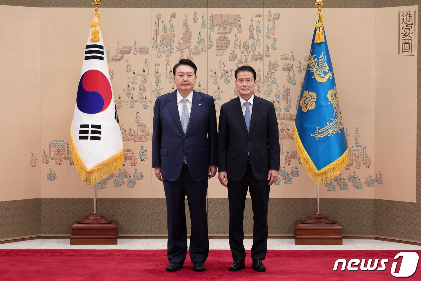 본문 이미지 - 윤석열 대통령이 지난달 28일 오후 용산 대통령실에서 김영호 통일부 장관에게 임명장을 수여한 뒤 기념 촬영하고 있다. (대통령실 제공) /뉴스1 ⓒ News1 안은나 기자