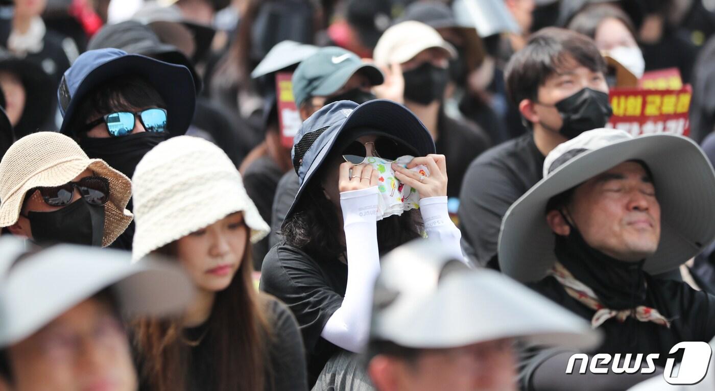 본문 이미지 - 서이초 교사 추모식 및 교사생존권을 위한 집회에서 참가자들이 추모 영상을 보며 흐르는 눈물을 닦고 있다. /뉴스1 ⓒ News1 허경 기자