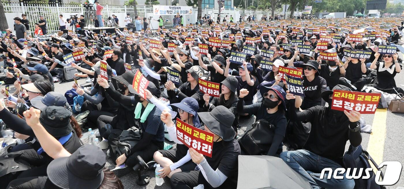 본문 이미지 - 서울 종로구 정부서울청사 인근 도로에서 지난달 29일 열린 서이초 교사 추모식 및 교사생존권을 위한 집회에서 참가자들이 교사 처우 개선 등을 촉구하고 있다. /뉴스1 ⓒ News1 허경 기자