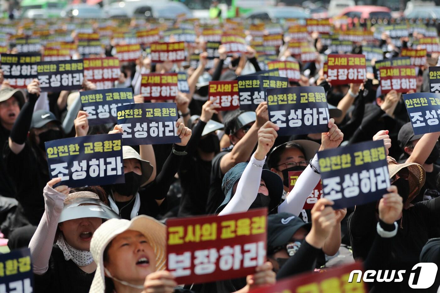 본문 이미지 - 서울 종로구 정부서울청사 인근 도로에서 열린 서이초 교사 추모식 및 교사생존권을 위한 집회에서 참가자들이 교사 처우 개선 등을 촉구하고 있다. /뉴스1 ⓒ News1 허경 기자